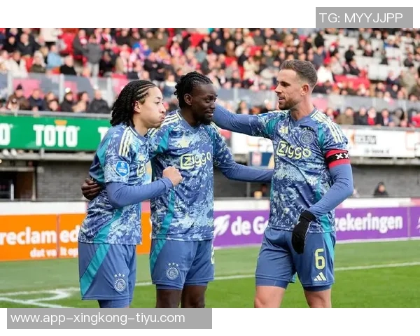 阿贾克斯比赛因球迷燃放烟花纪念逝者中断43分钟后被取消